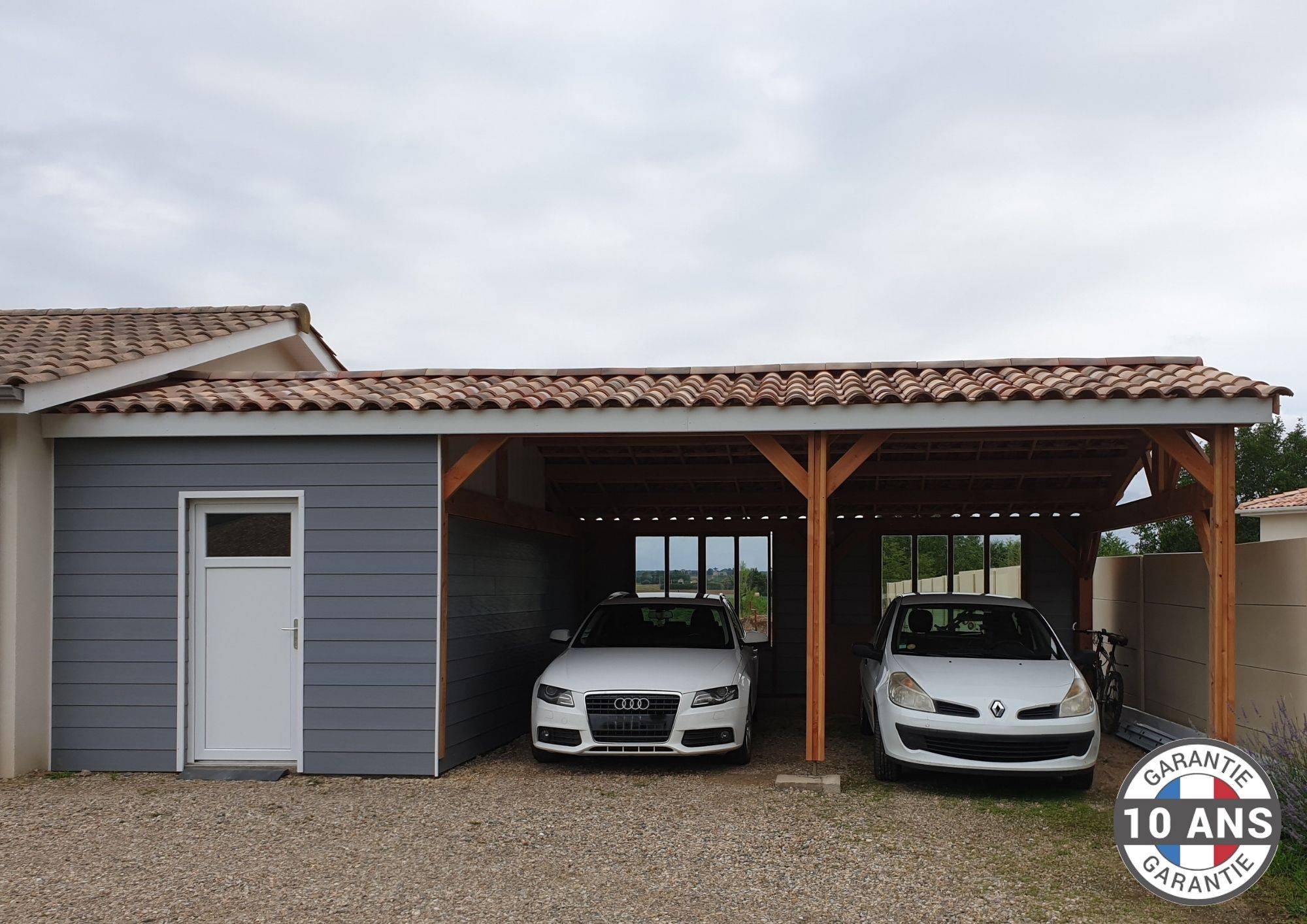 Cpbf Charpentes - Carport Bois Douglas Français 30 m² – 2 pentes faitage décalé adossé – 4 poteaux – Abri voiture extérieur – Garantie 10 ans - Image 2