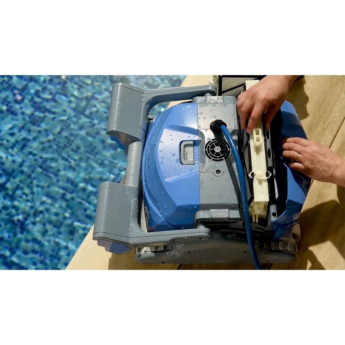 Dolphin - Robot electrique de piscine fond, parois et ligne d'eau avec chariot MS4 Dolphin - Image 3