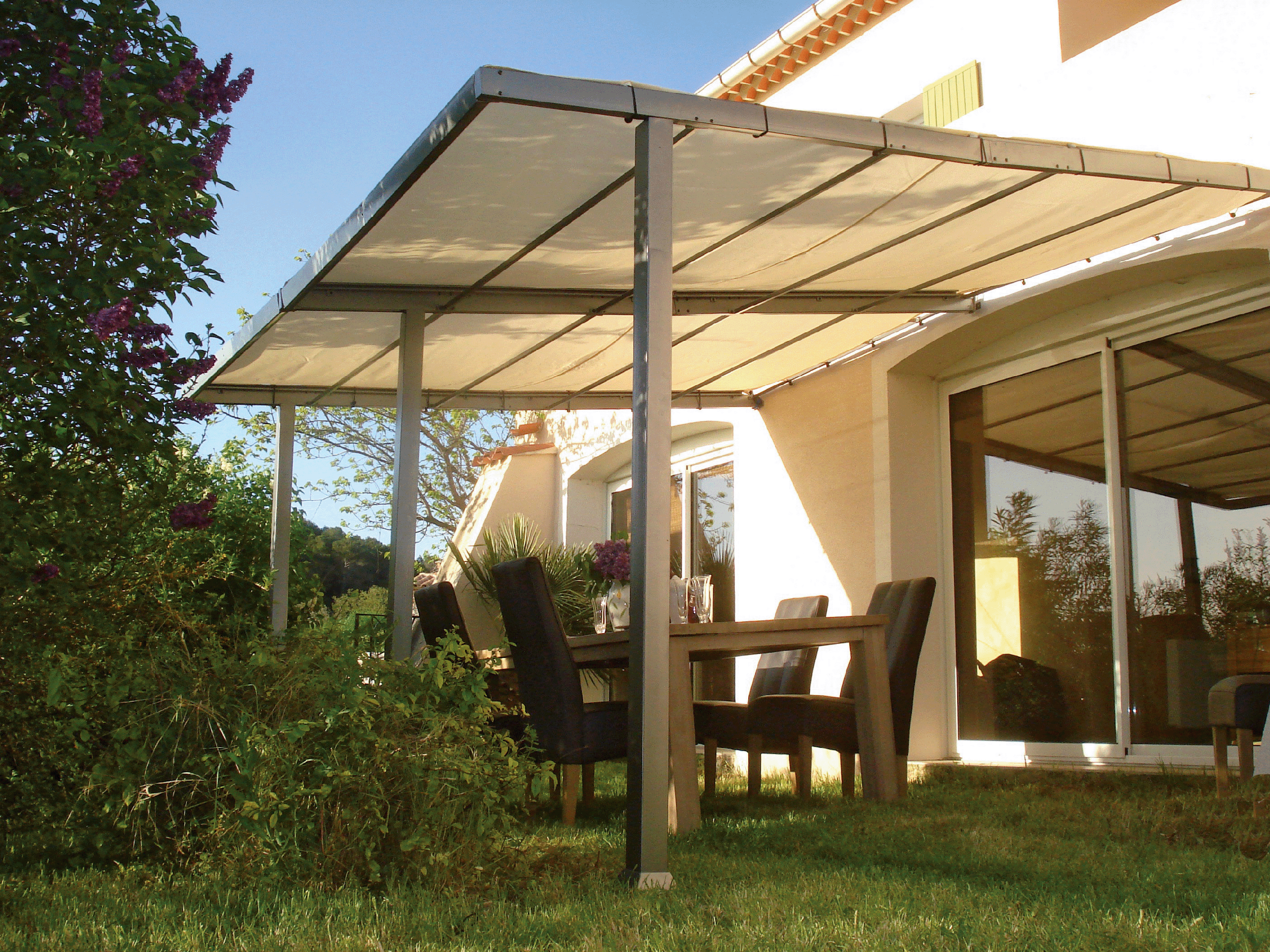 Couleurs du monde - Philadelphia - Pergola adossée en aluminium 3,5x4m avec toile d'ombrage 350gr/m² - Couleurs du Monde - Image 1