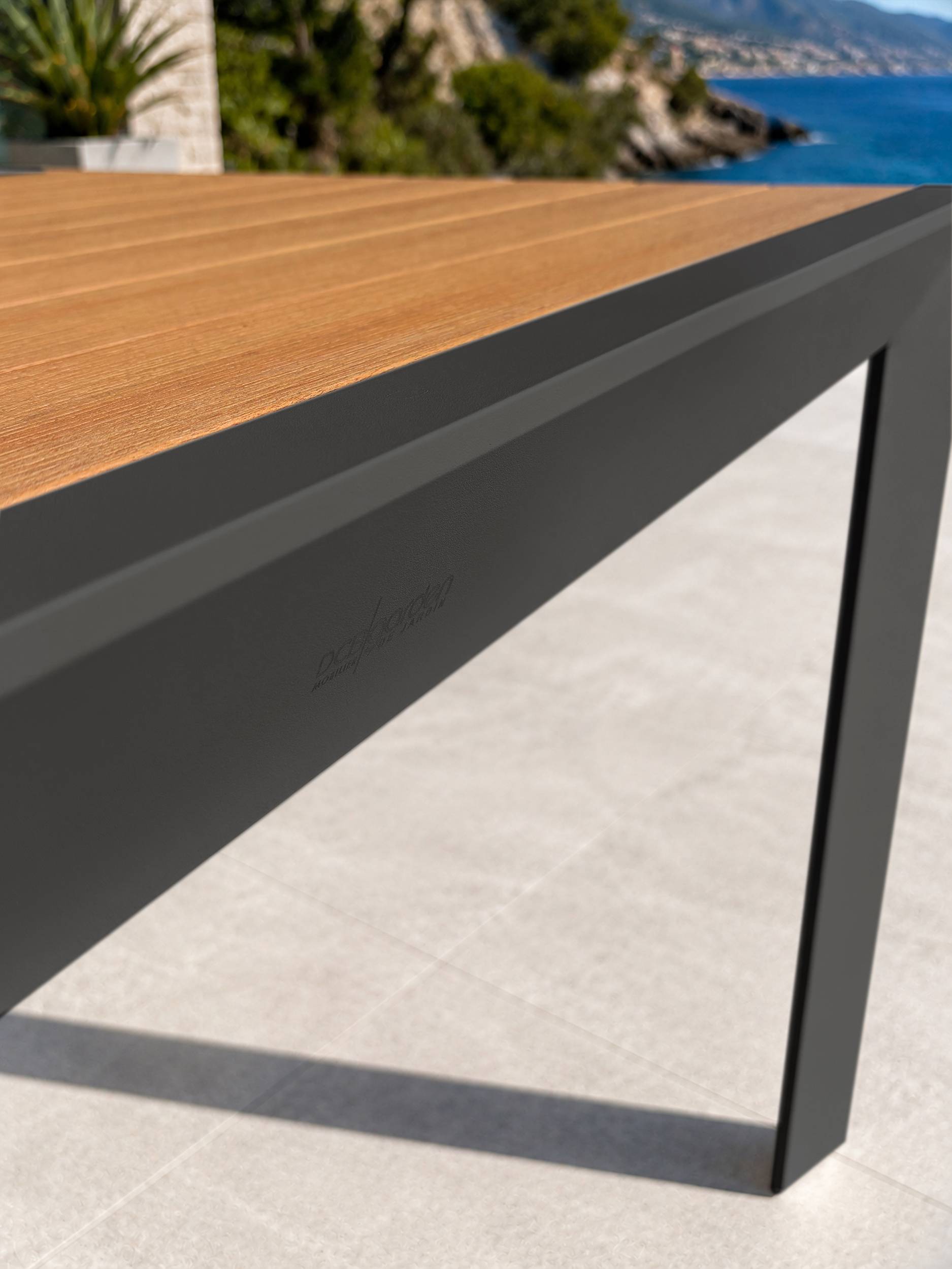 Dcb Garden - Table de jardin 4 places en alu plateau polywood aspect bois - Gris anthracite - TONGA - Image 3