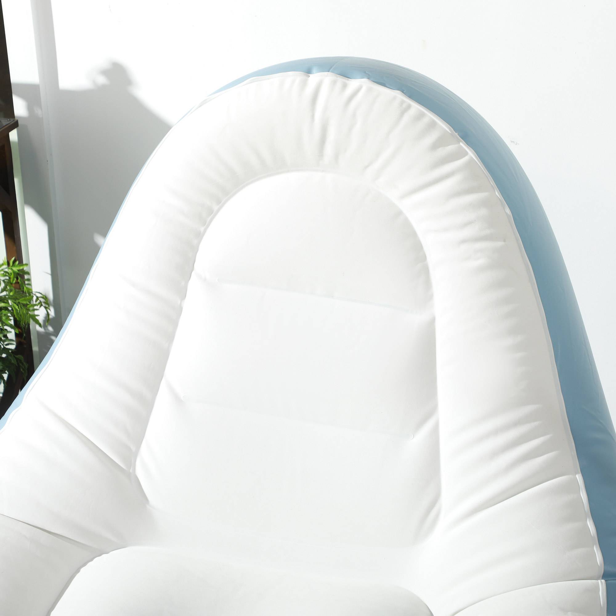 Fauteuil gonflable en plastique pour camping avec repose-pieds 125x100cm Blanc/Bleu - ComfortXL Outdoor Living - Image 9