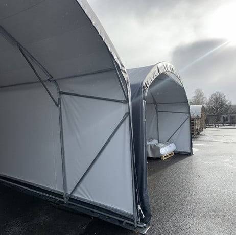 Abri tunnel largeur 5 m pieds droits pas à 1.50 m  - Long 19.50 m, type Camion 640 gr/m² beige, Façade 1 porte souple et 1 façade - Image 6
