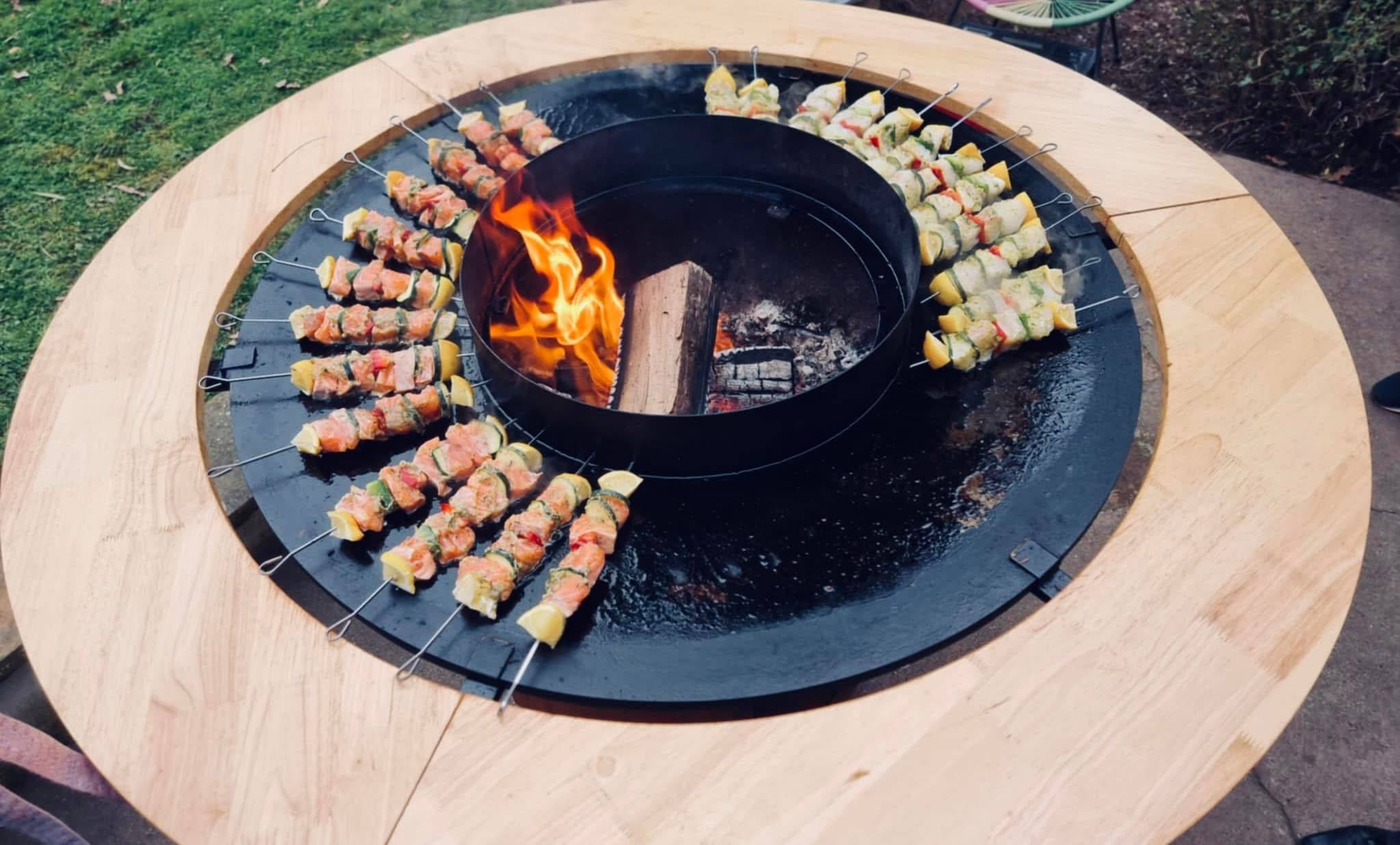 Brasero plancha acier corten Ø100 cm avec four à pizza, grille réglable et ustensiles inclus – Brazéro cuisson pour épicurien - Image 4