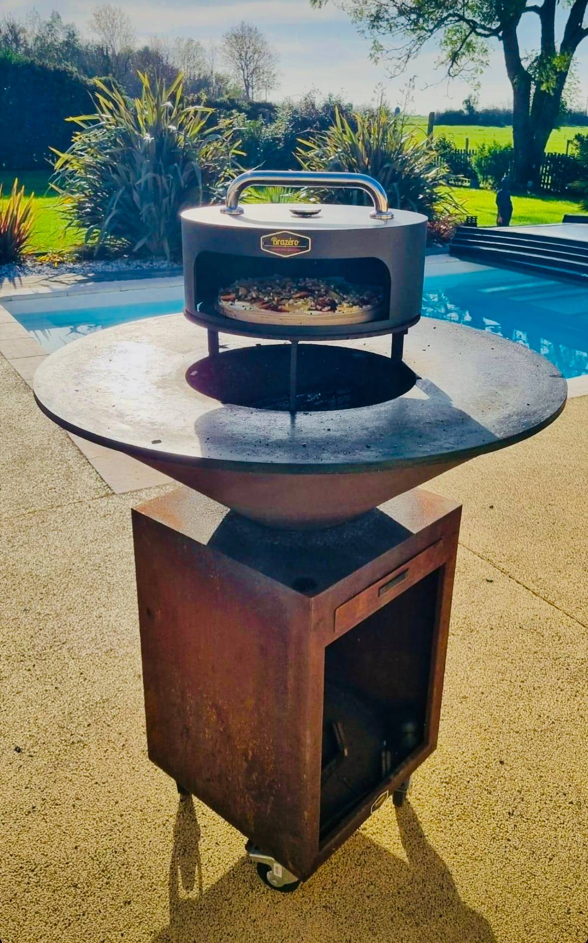 Brasero plancha acier corten Ø100 cm avec four à pizza, grille réglable et ustensiles inclus – Brazéro cuisson pour épicurien - Image 2