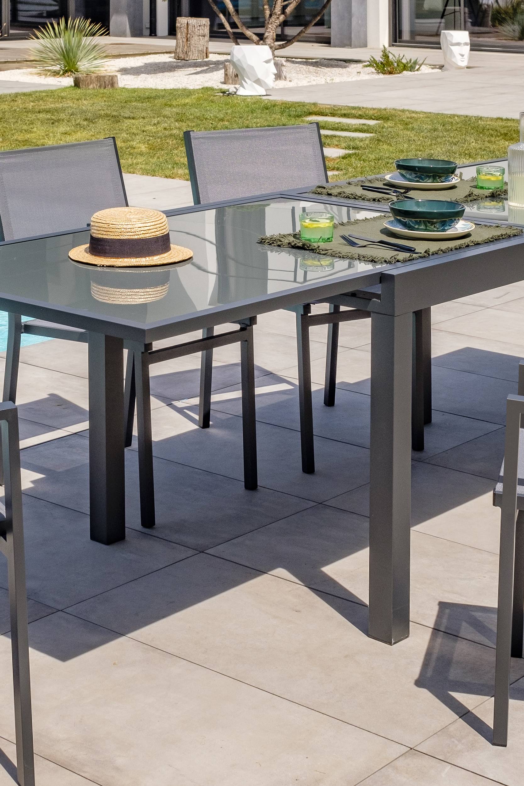 Dcb Garden - Table de jardin 10 places en aluminium et plateau verre - Gris anthracite - TOLEDE - Image 4