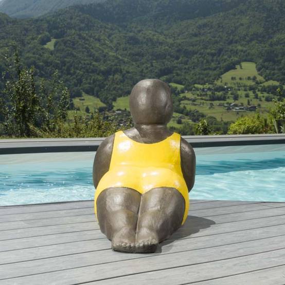 Statue grosse femme jaune - Image 4