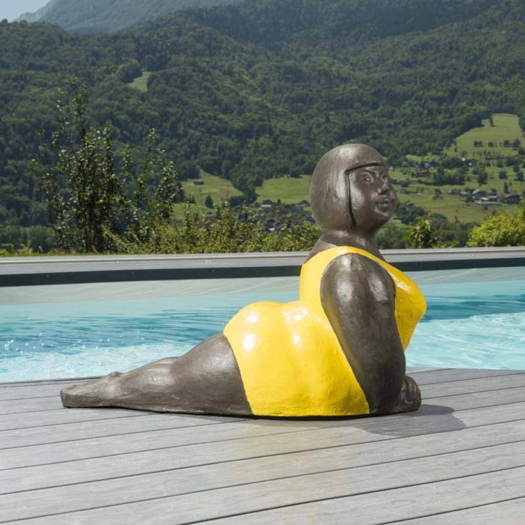 Statue grosse femme jaune - Image 2