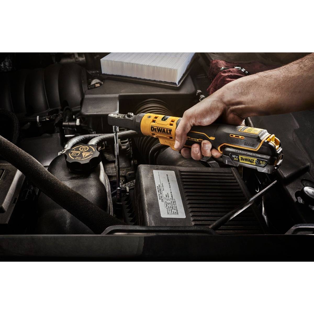 Clé à cliquet DEWALT XR 12V Brushless - Batteries 2 x 3.0Ah - Têtes interchangeables 1/4', 3/8' et porte-embout hexagonal 1/4' - DCF500L2G-QW - Image 2