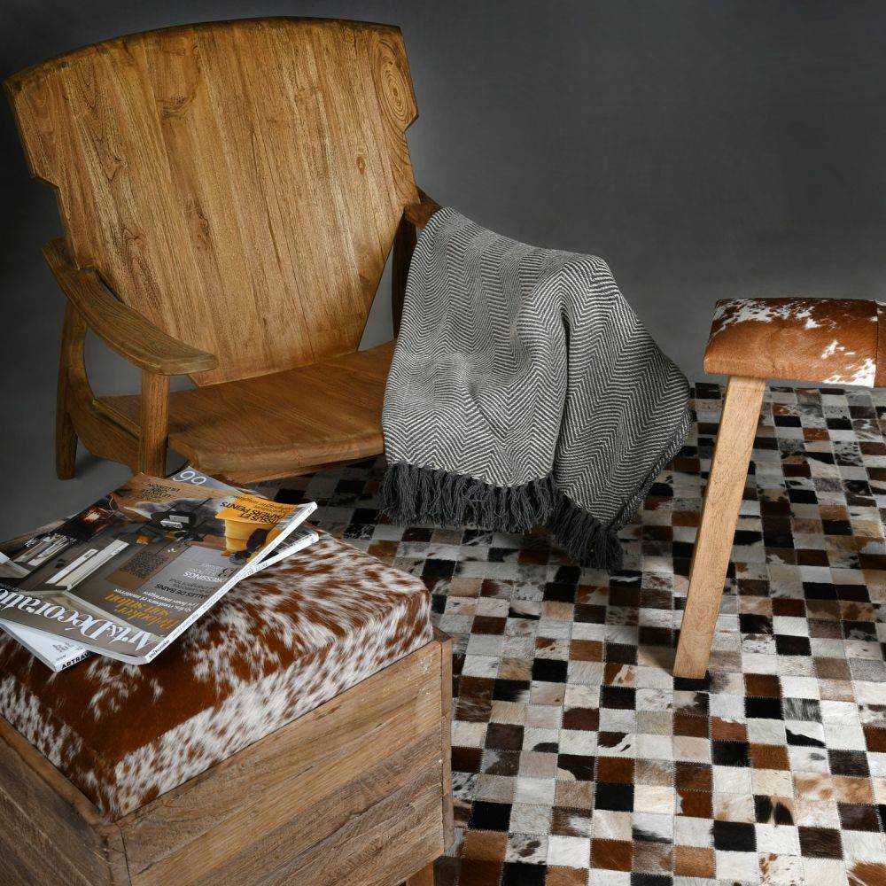 Aubry Gaspard - Coffre pouf carré en bois recyclé et peau de vache - Image 2