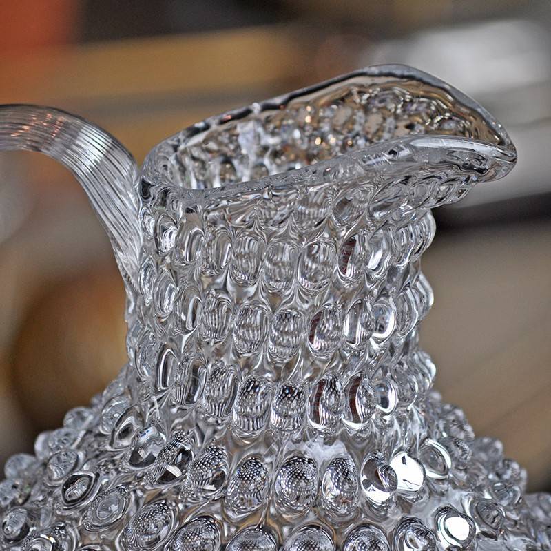 Carafe Regency rare à pied à piédestal en forme de diamant taillé - En vente sur