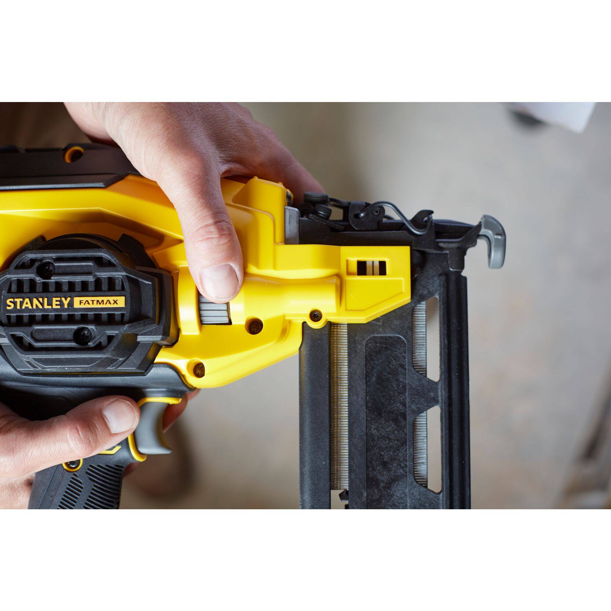 stanley - Cloueur de Finition 16g Sans Fil STANLEY FATMAX V20 SFMCN616B-XJ Li-Ion 18 V Diamètre du Clou 1,6 mm Sans Batterie ni Chargeur - Image 5