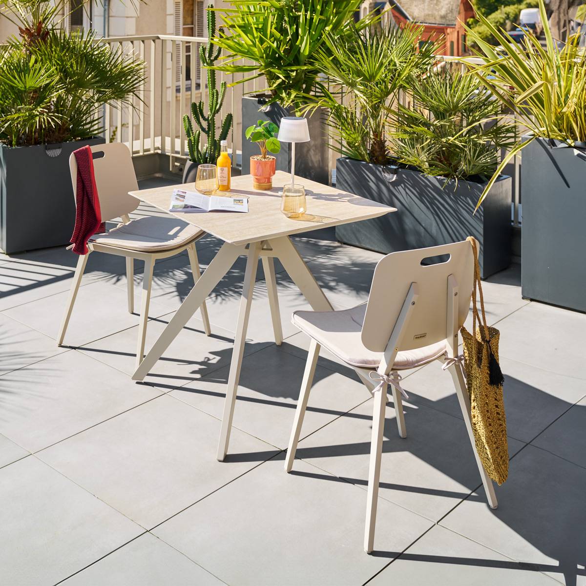 Hesperide - Table de jardin carrée "Terzano" vanille & argile 2 places en aluminium - Hespéride - Image 1