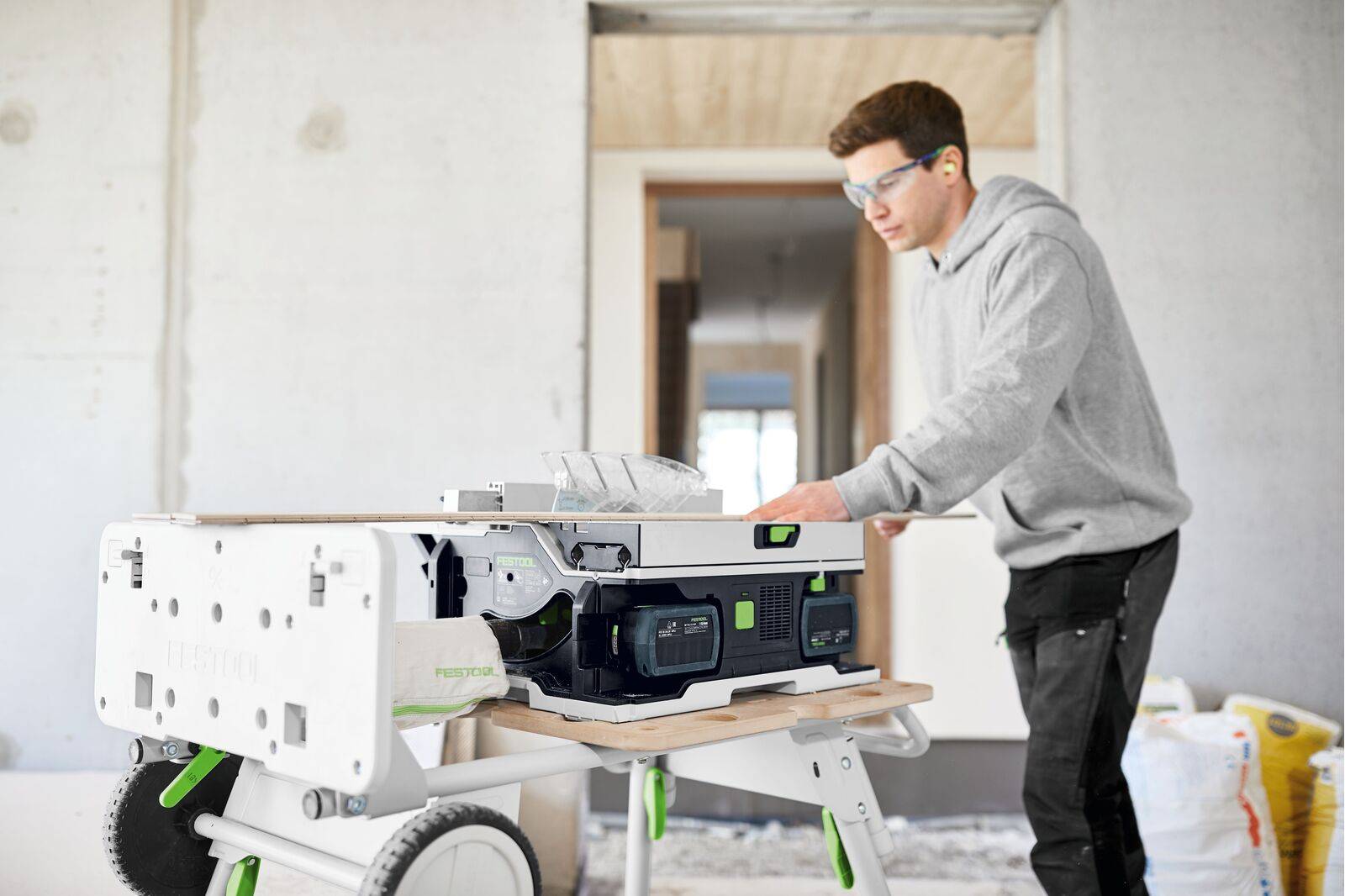 Scie circulaire sur table sans fil CSC SYS 50 EBI-SET - FESTOOL - Avec 2 batteries 18V 5Ah - chargeur double - chariot - systainer - accessoires - 577 - Image 8