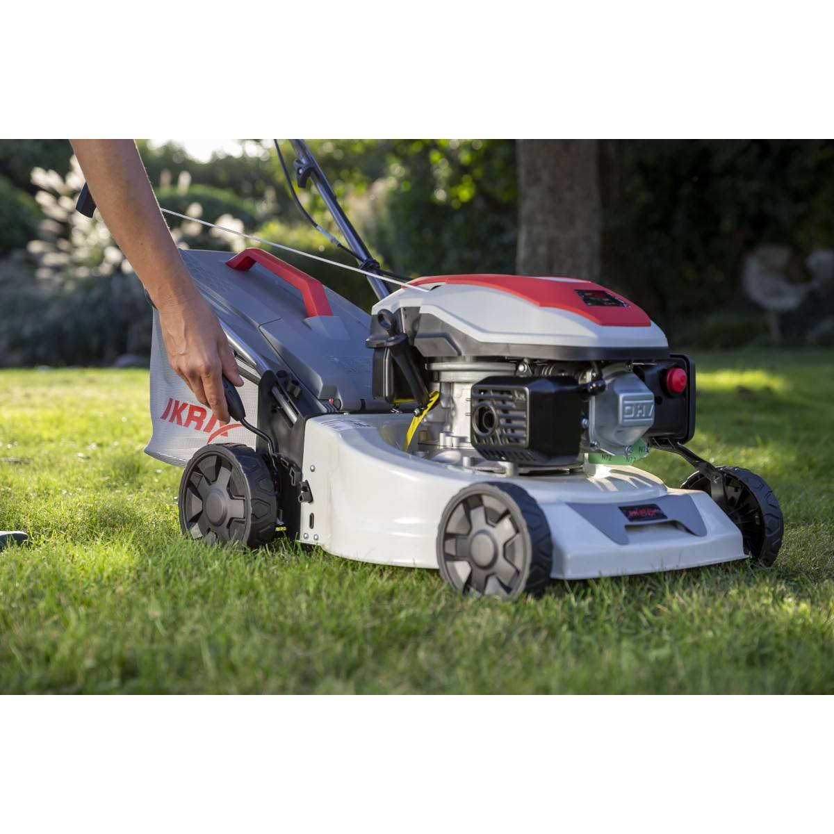 Ikra - Tondeuse à gazon thermique Autotractée 1000m2 - 3,5CV 145Cm3 Coupe 41.8cm Mulching Moteur 4T Bac 40L IKRA - Image 6