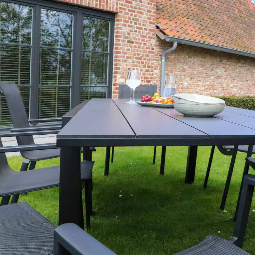 Wilsa Garden - Ensemble HPL 6/10p en aluminium noir et plateau en HPL gris avec 6 fauteuils et 4 chaises pliantes en aluminium et textilène - Image 4