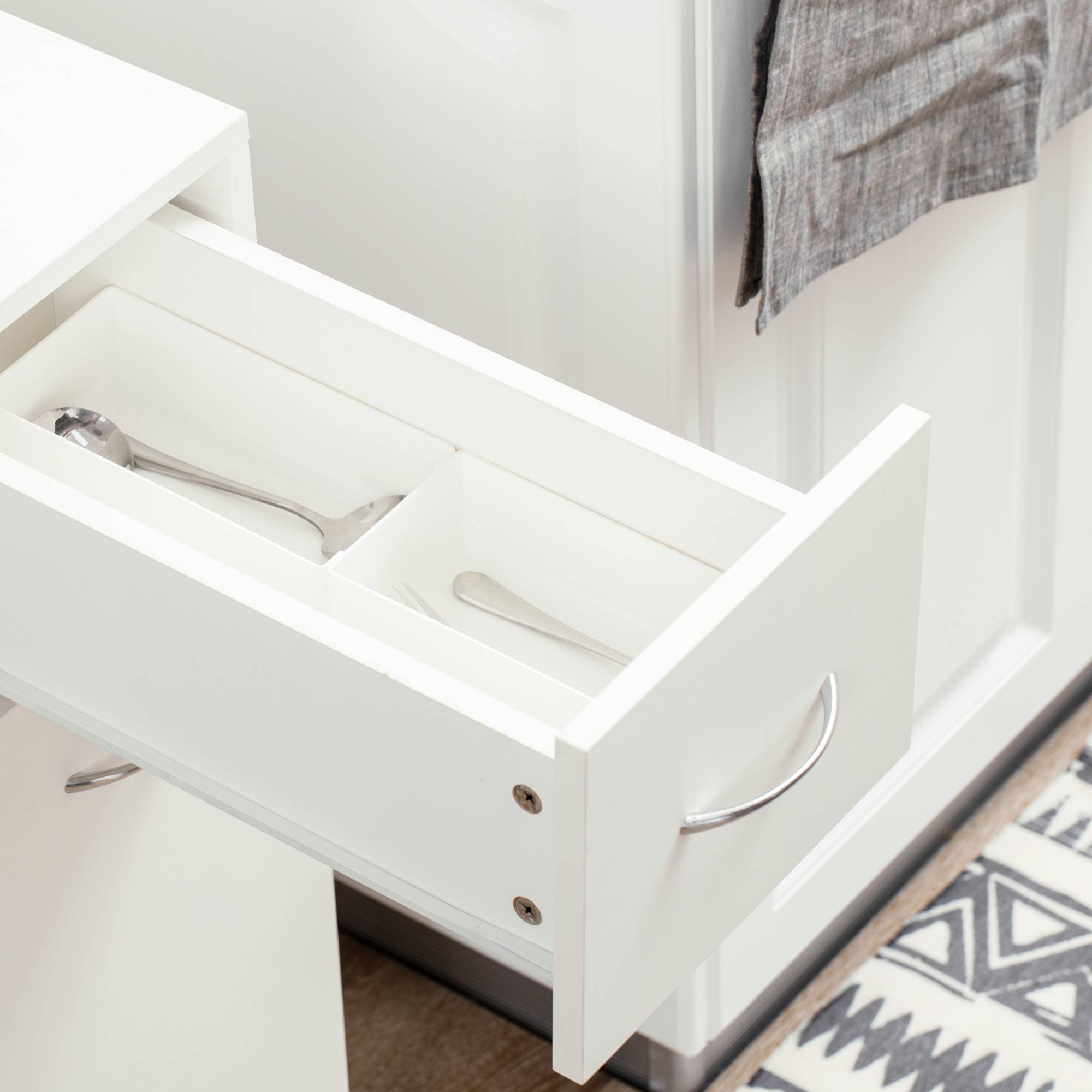 Chariot de cuisine avec 1 tiroir et 2 étagères ouvertes sur roulettes pour 25 x 50 x 85 cm Blanc - Image 9