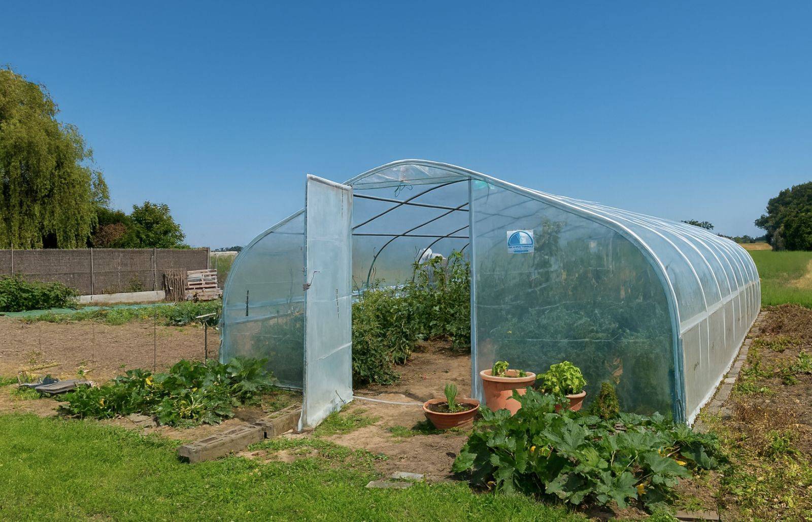 Serre de jardin - 45m² - 5 x 9m - pied droit 1,20m - polyéthylène haute densité - 1 porte pivotante - aérations latérales - LES SERRES TONNEAU