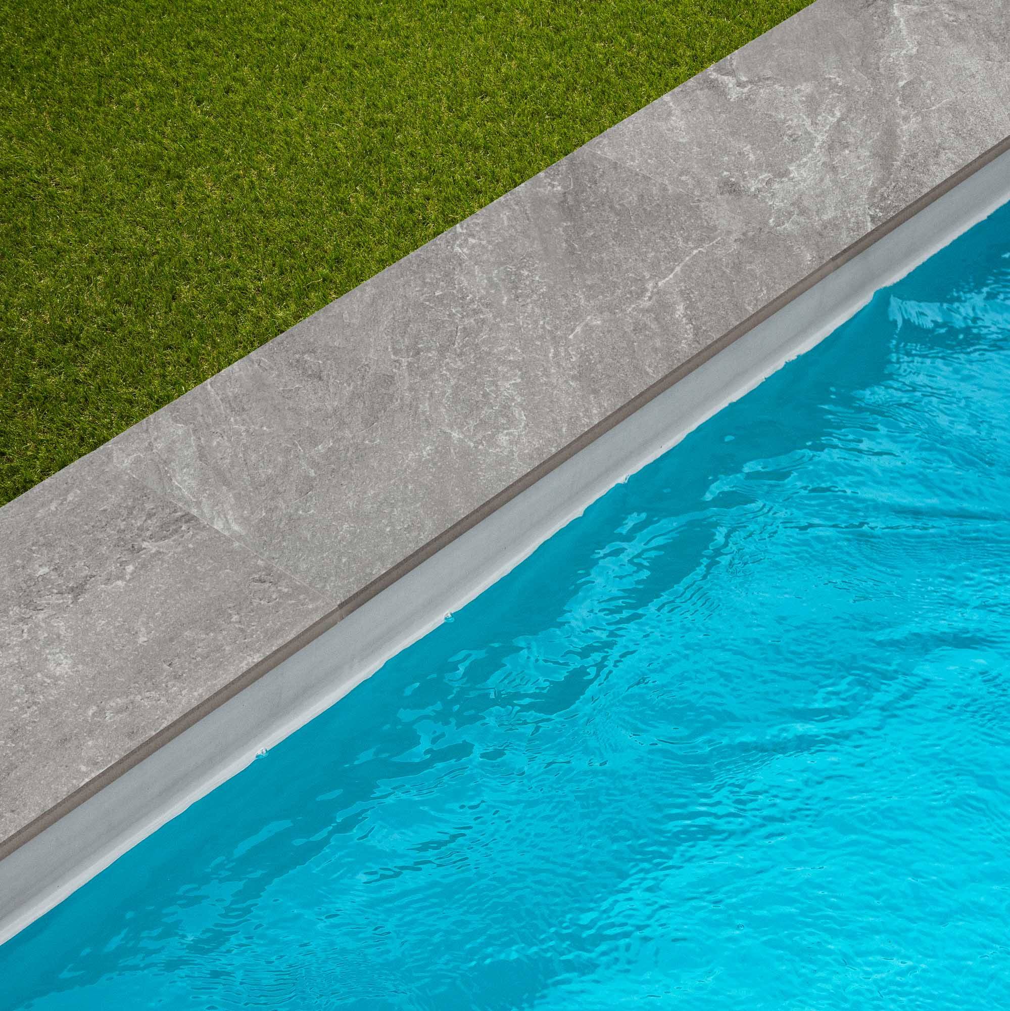 Margelle de piscine effet Pierre Gris Quartz 60x28x2 cm Bord Droit Pietra - RO'MA CARRELAGE - Image 1