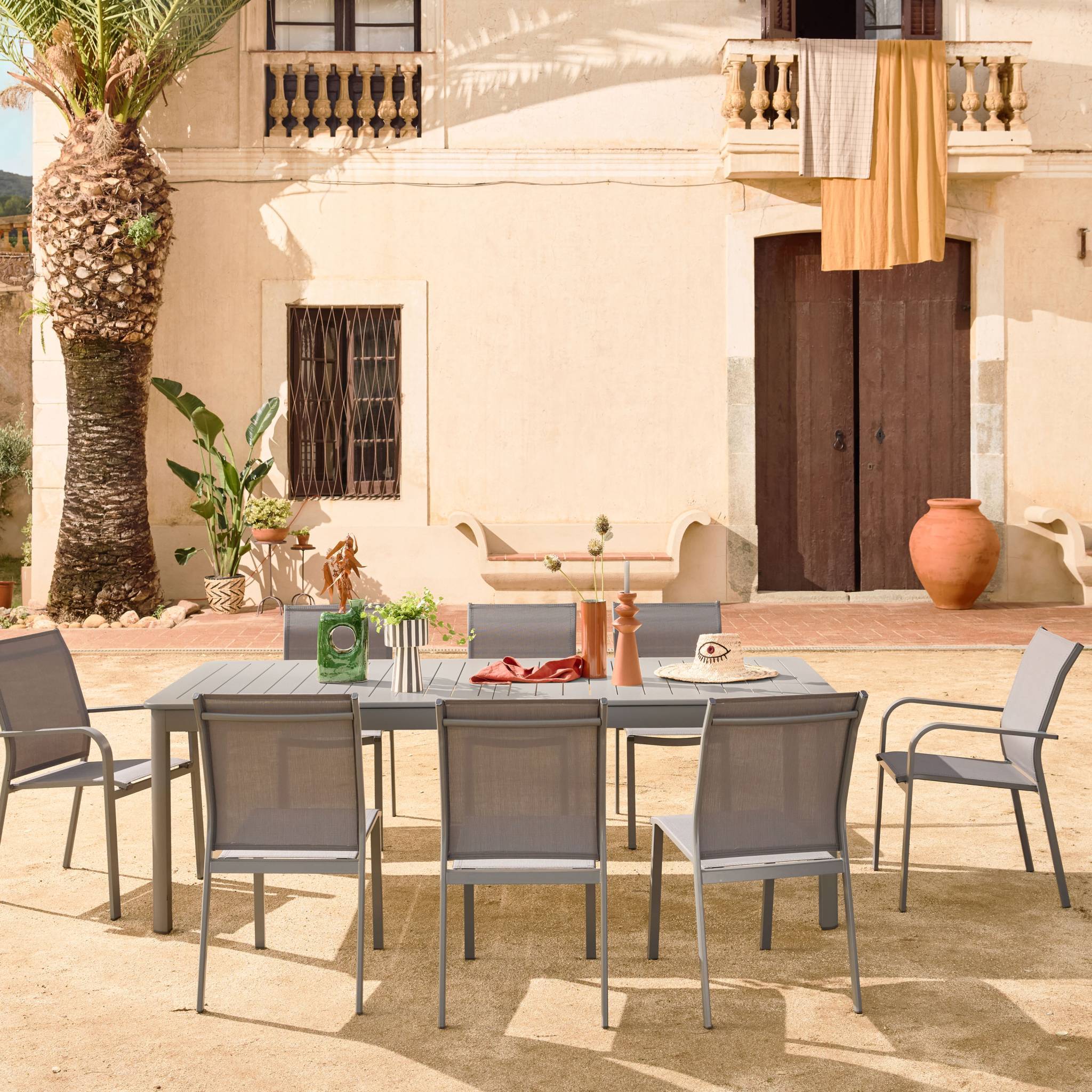 sweeek - Table de jardin extensible aluminium + 10 assises aluminium et textilène anthracite. 8 chaises. 2 fauteuils. 10 places. 290 x 100 x 75 cm | sweeek - Image 3