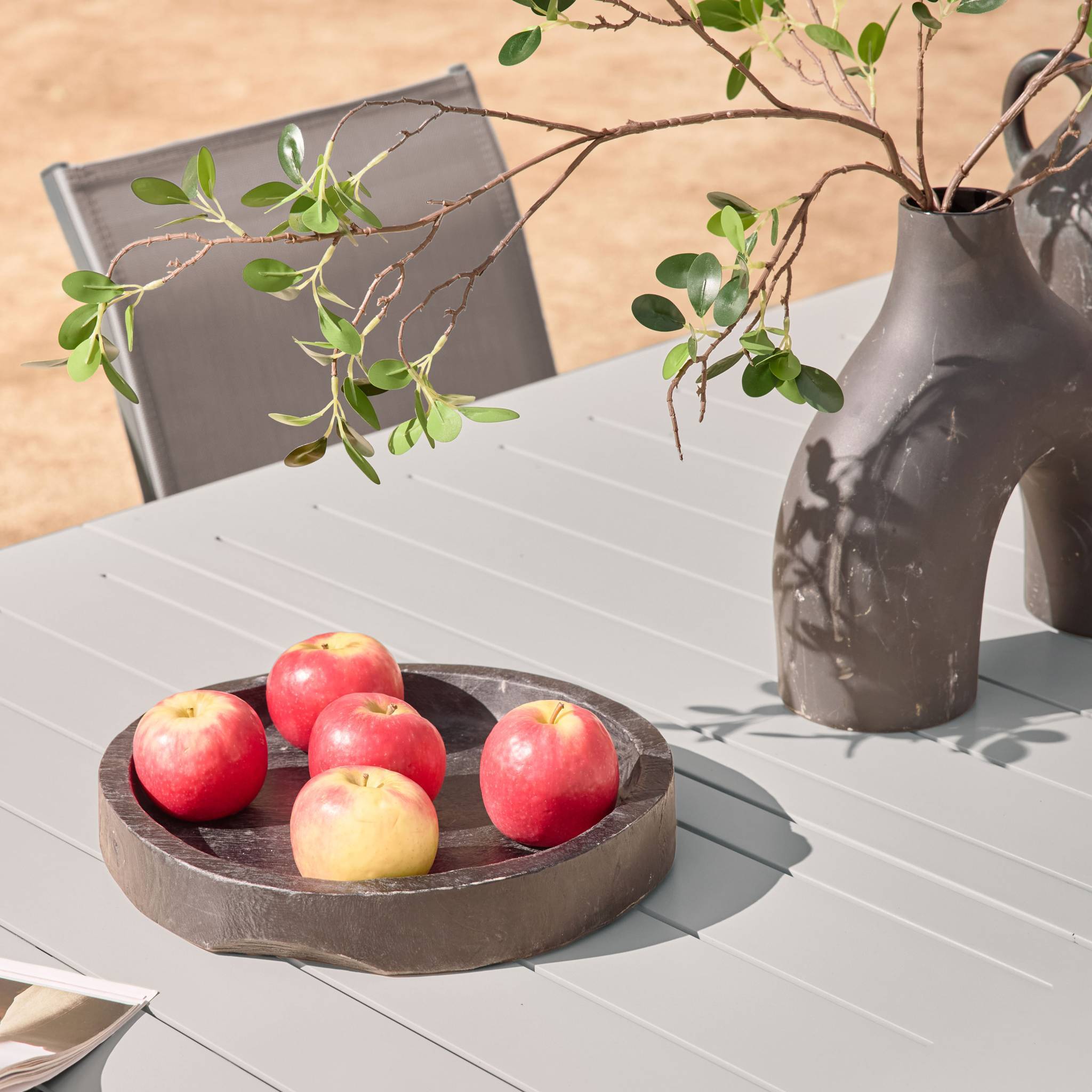 sweeek - Table de jardin extensible aluminium + 10 assises aluminium et textilène anthracite. 8 chaises. 2 fauteuils. 10 places. 290 x 100 x 75 cm | sweeek - Image 4