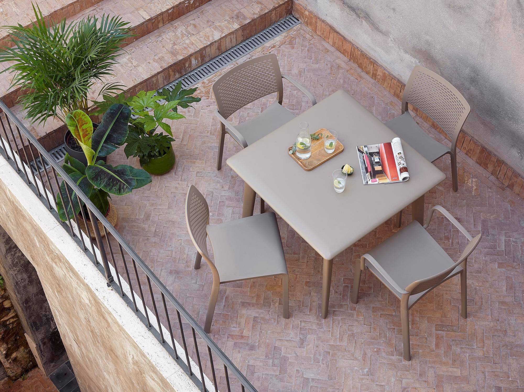 Table carrée extérieur 90x90 sable DESSA Resol - Image 3