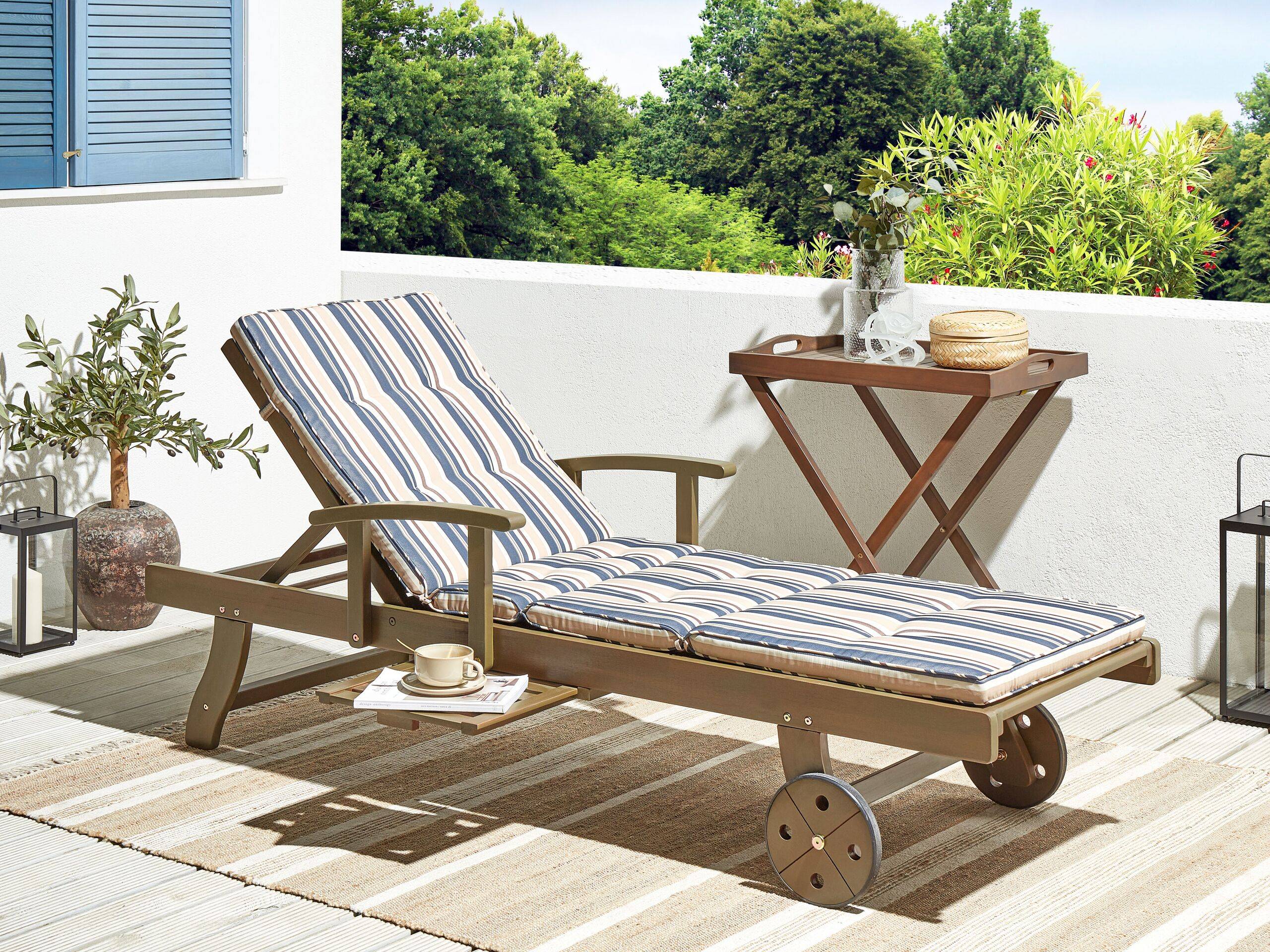 Beliani - Chaise Longue en Bois d'Acacia Foncé à Roues Transat avec Siège Inclinable et Coussin Bleu Rayé pour Terrasse Style Campagne Rustique - Image 2