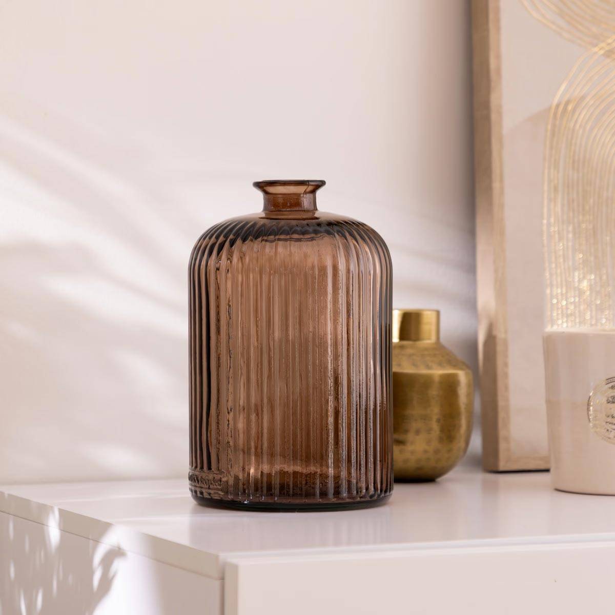 Vase strié en verre recyclé marron H 23 cm - Image 3