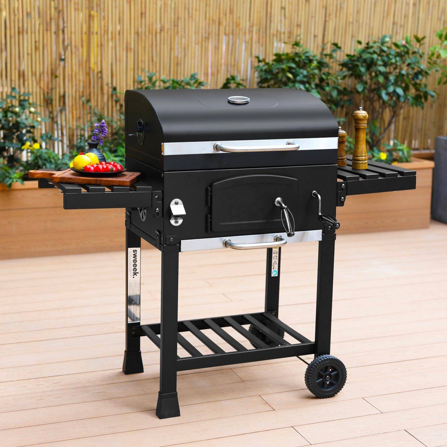 sweeek - Barbecue fumoir charbon avec récupérateur cendres et tablettes pliables – Sweeek - Image 1