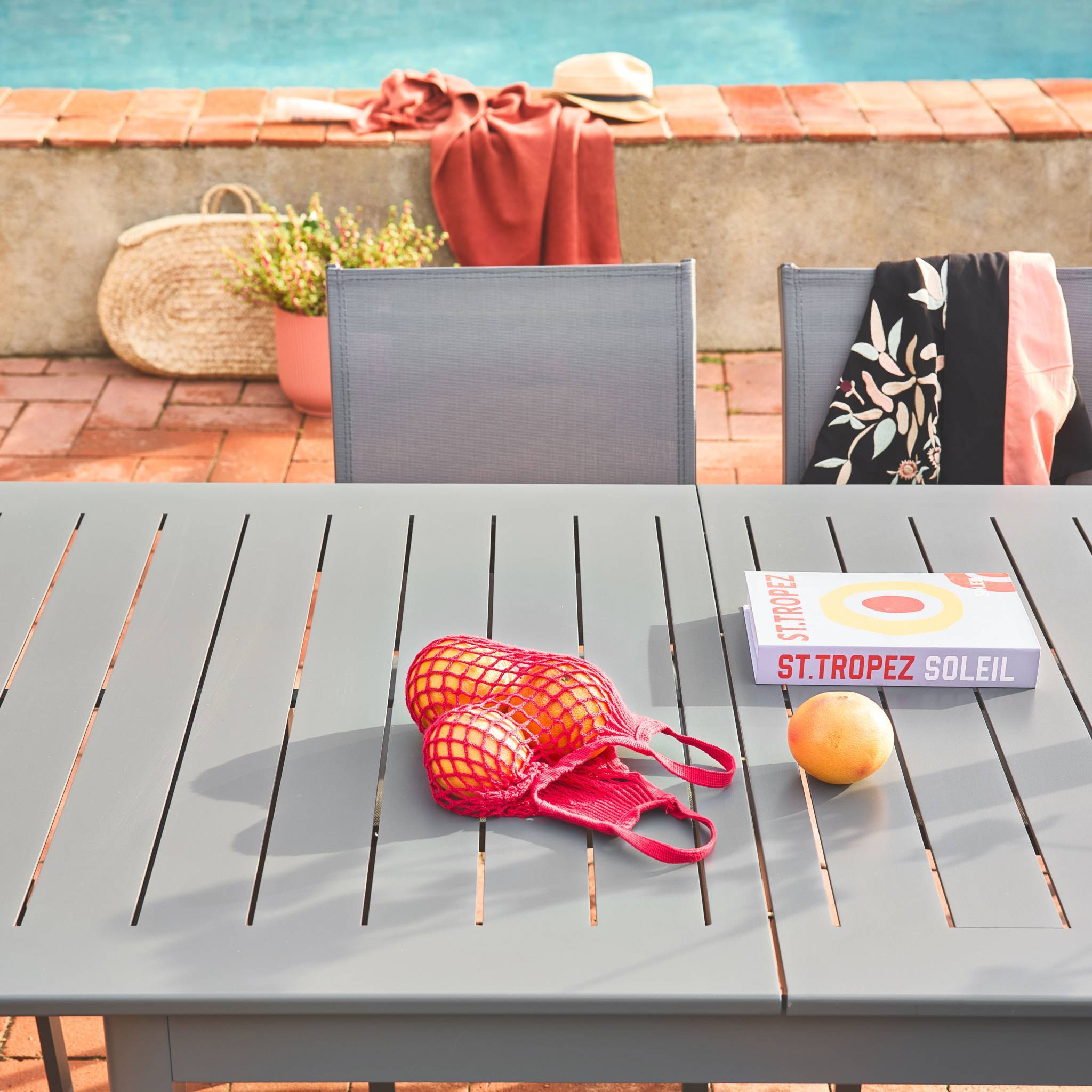 sweeek - Table de jardin extensible aluminium et textilène anthracite. 6 chaises. 2 fauteuils. 8 places. 236.5 x 100 x 75 cm | sweeek - Image 5