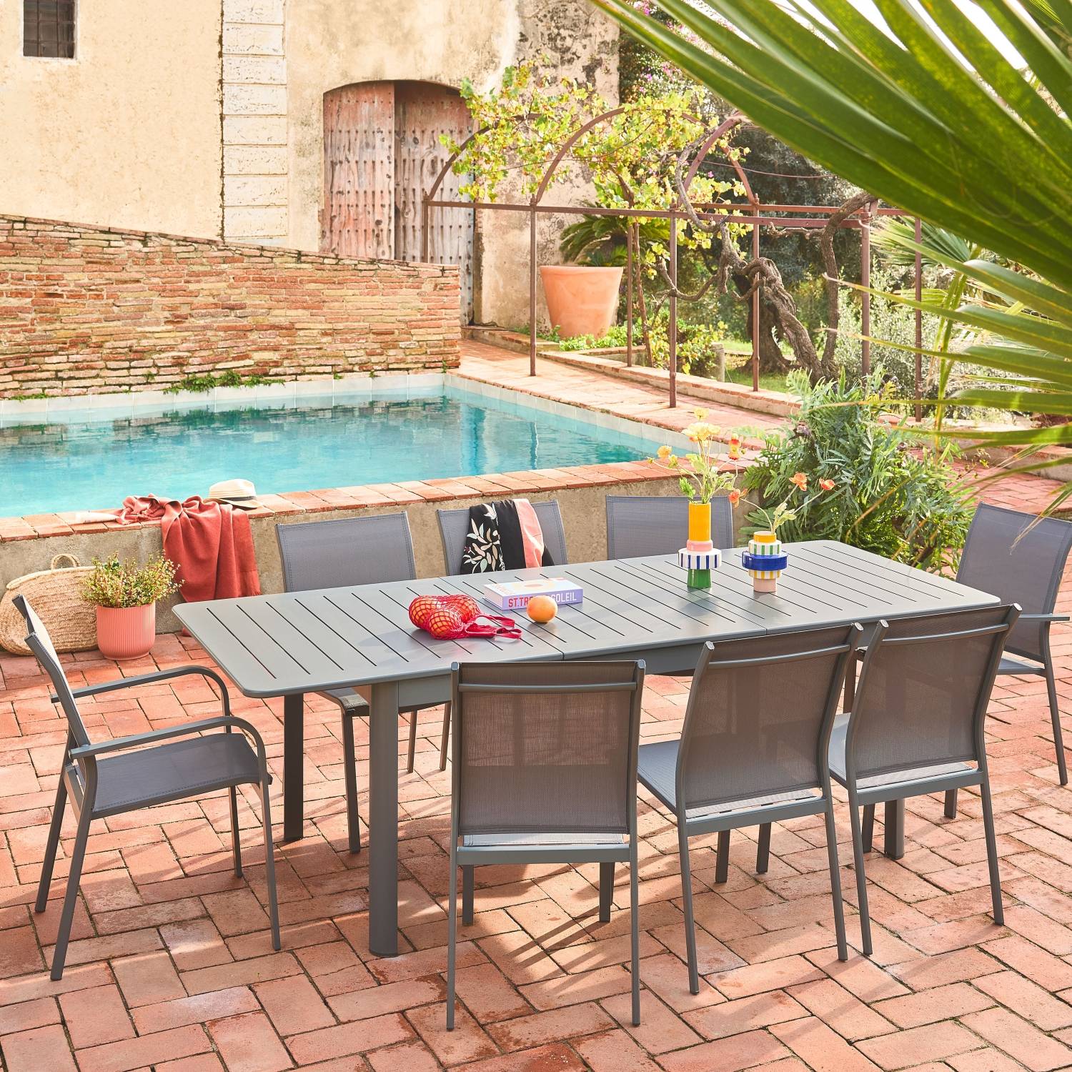 sweeek - Table de jardin extensible aluminium et textilène anthracite. 6 chaises. 2 fauteuils. 8 places. 236.5 x 100 x 75 cm | sweeek - Image 1