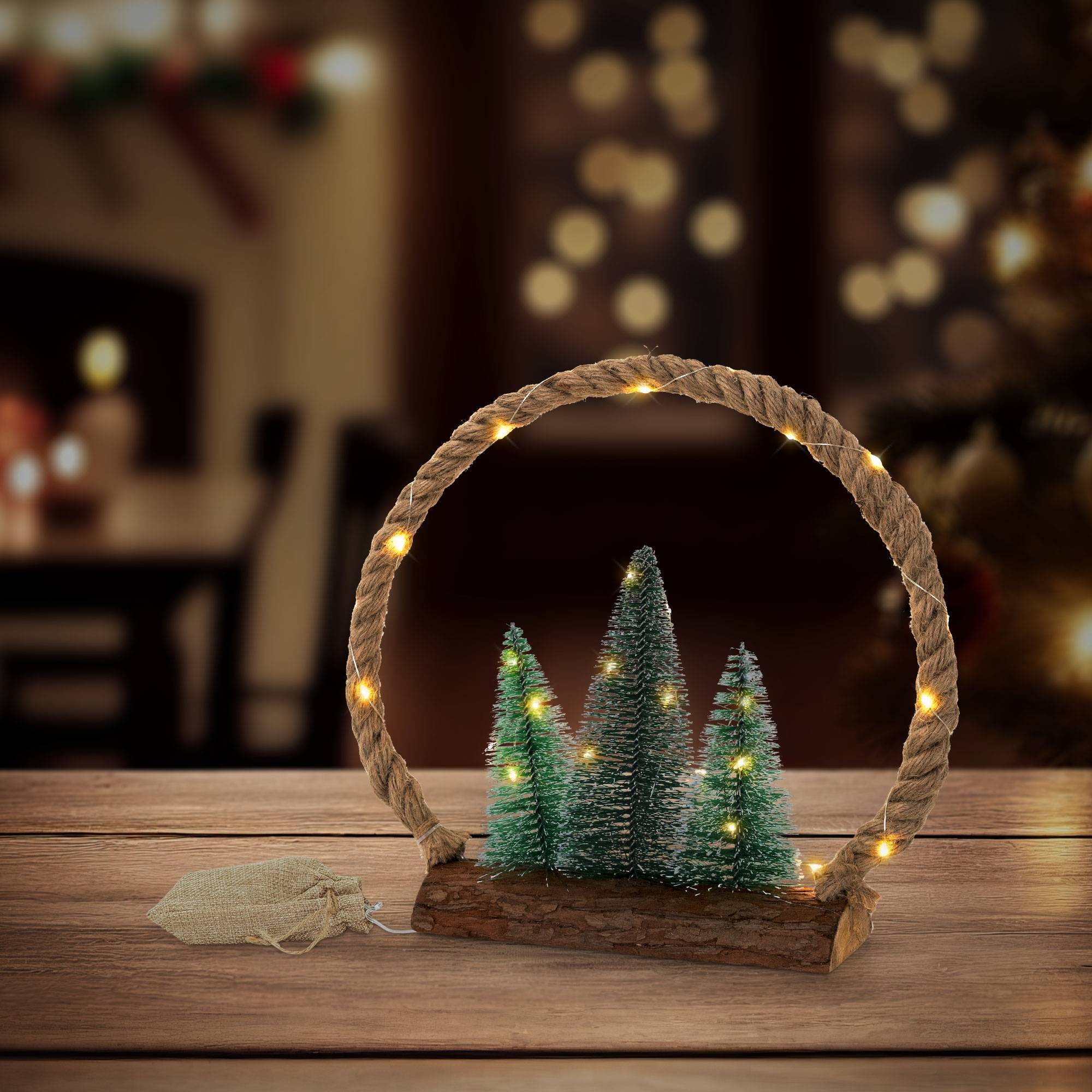 Ecd-Germany - Décoration lumineuse couronne en jute corde 34x30x7,5 cm 30 LEDs lumière blanche chaude à piles minuterie avec sapins et sac déco d'intérieur Noël - Image 1