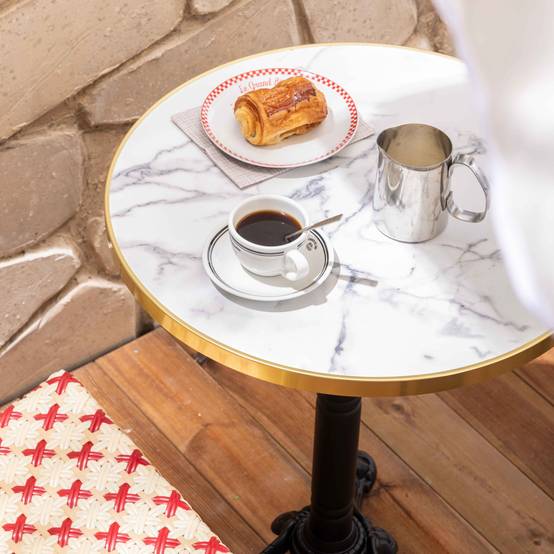 Oviala - Ensemble table de terrasse marbre blanc et 2 chaises rouge Montmartre - Oviala - Image 3