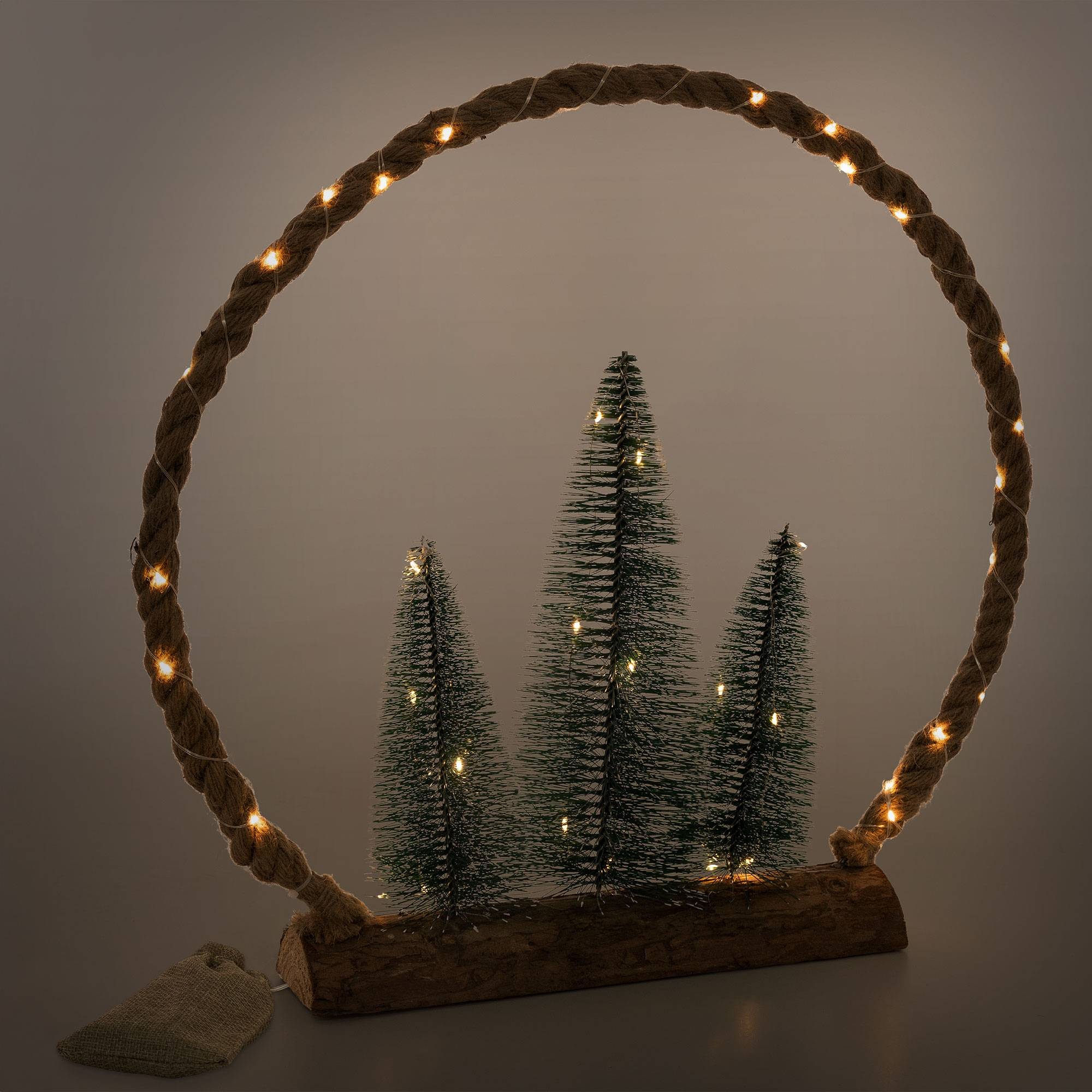 Ecd-Germany - Décoration lumineuse couronne en jute corde 45x45x9,5 cm 45 LEDs lumière blanche chaude à piles minuterie avec sapins et sac déco d'intérieur Noël - Image 5
