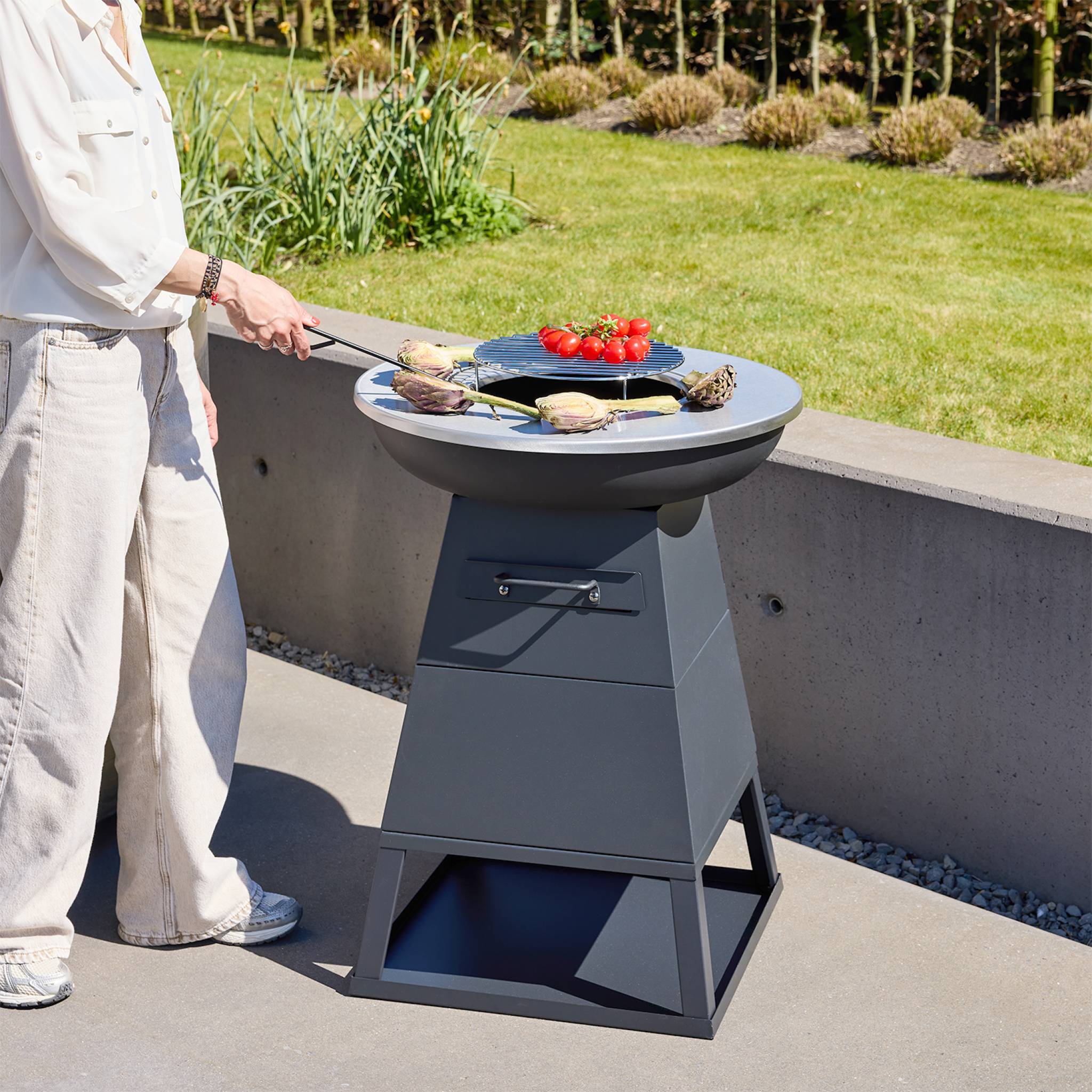 sweeek - Brasero barbecue Ø59cm noir avec grille de cuisson et espace de rangement - Izalco | sweeek - Image 4
