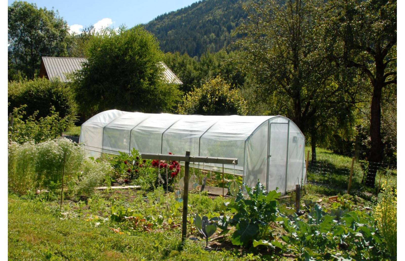 Serre tunnel de jardin - 22m² - 3 x 7,5 m - pieds droits - aérations latérales - 4 saisons - LES SERRES TONNEAU