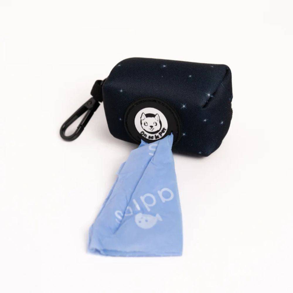 Distributeur de sacs à crottes (rouleau inclus) - Bleu Nuit – On se la Pet - Image 1