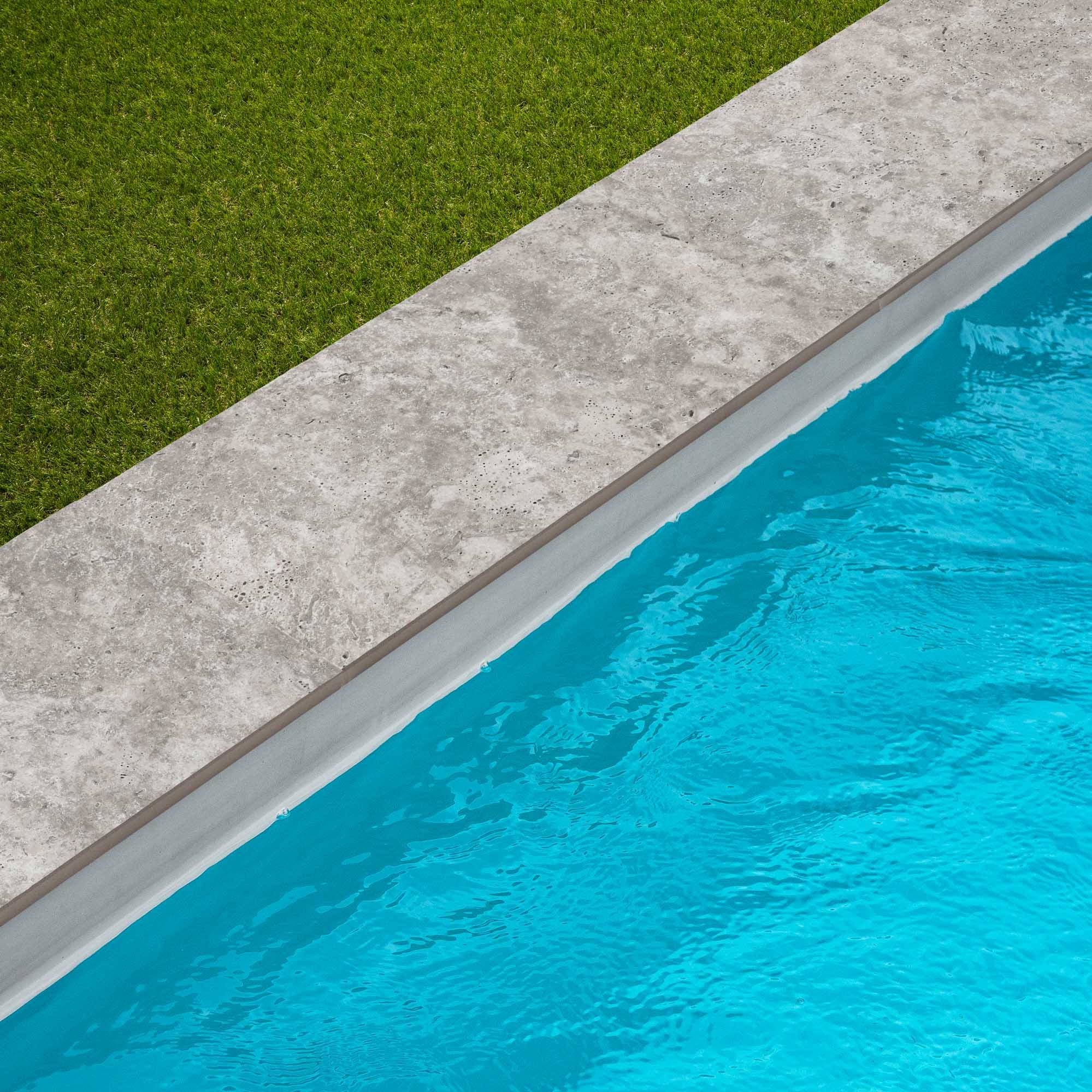 Margelle de piscine effet Travertin Gris 60x28x2 cm Bord Droit Pietra  - RO'MA CARRELAGE - Image 1