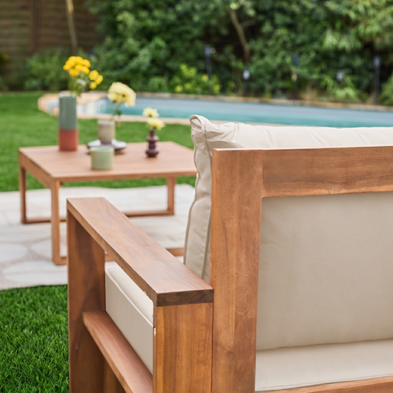 sweeek - Salon de jardin en bois 5 places - Mendoza - Coussins beige. acacia. 6 éléments modulables. design | sweeek - Image 1