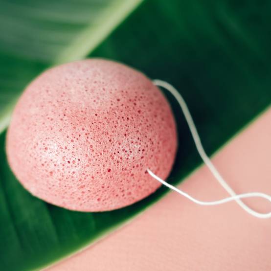 Sun&Sia - Éponge Konjac 100% Naturelle à l'Argile Rouge – Nettoie en Profondeur et en Douceur - Soin Naturel - Peau Mature ou Sèche - Image 1