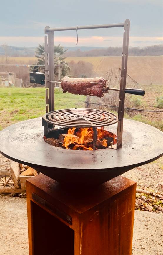 Brasero plancha acier corten Ø100 cm avec tournebroche, grilles réglables et tablier cuir – FFour - Image 3