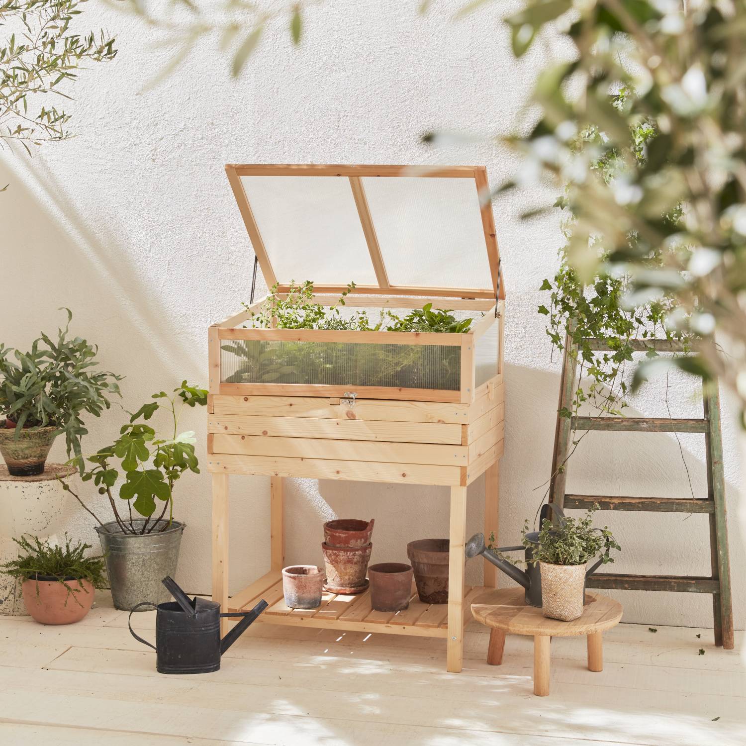 sweeek - Potager en bois sur pieds et serre en polycarbonate amovible. ERABLE. 2 en 1. avec étagère et géotextile. 80 x 60 x 109 cm | sweeek - Image 1
