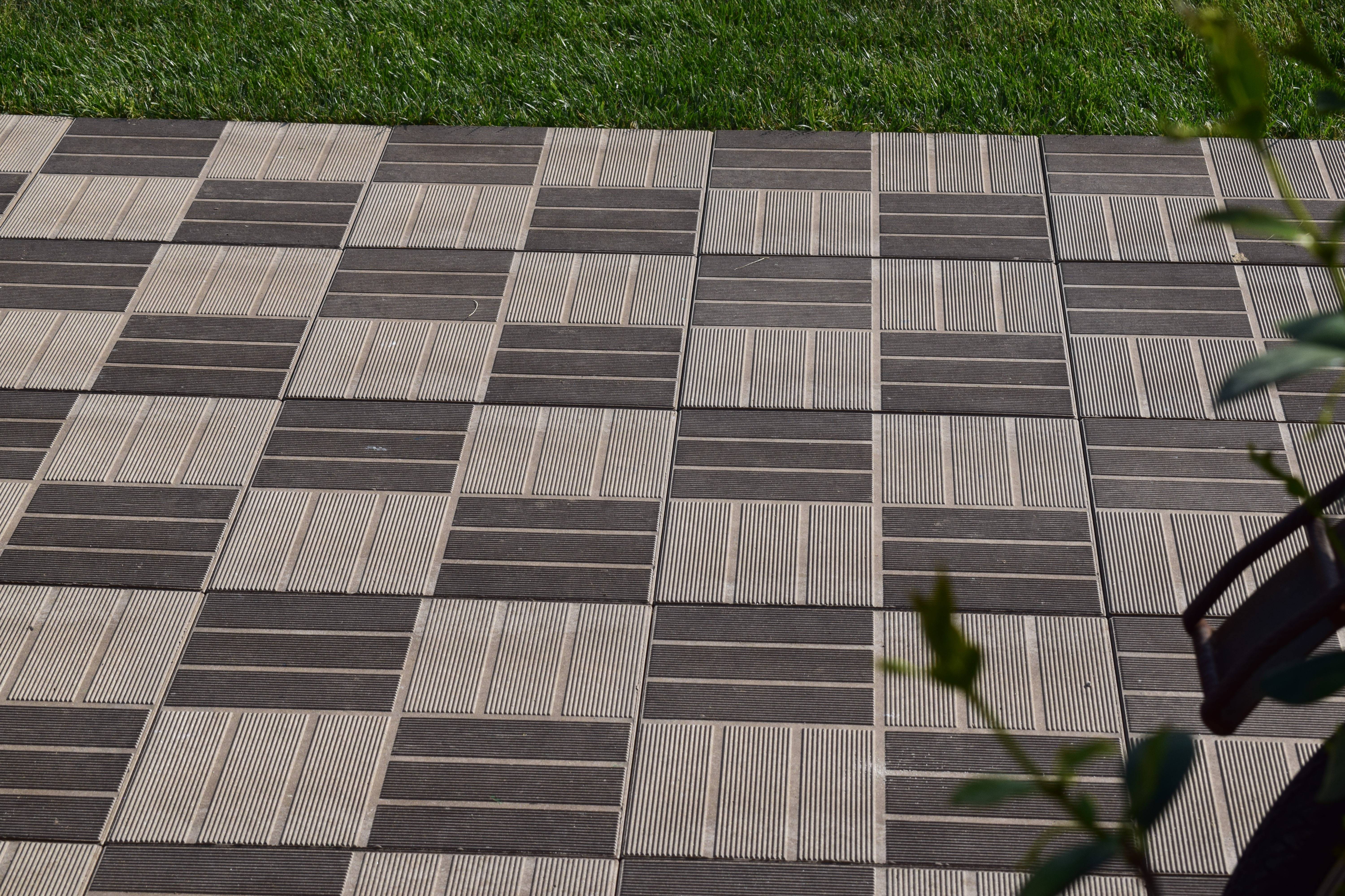 Lot de 100 (16 m²) dalles de terrasse en composite anthracite Latera 40 x 40 cm x Ep.45 mm - Image 2