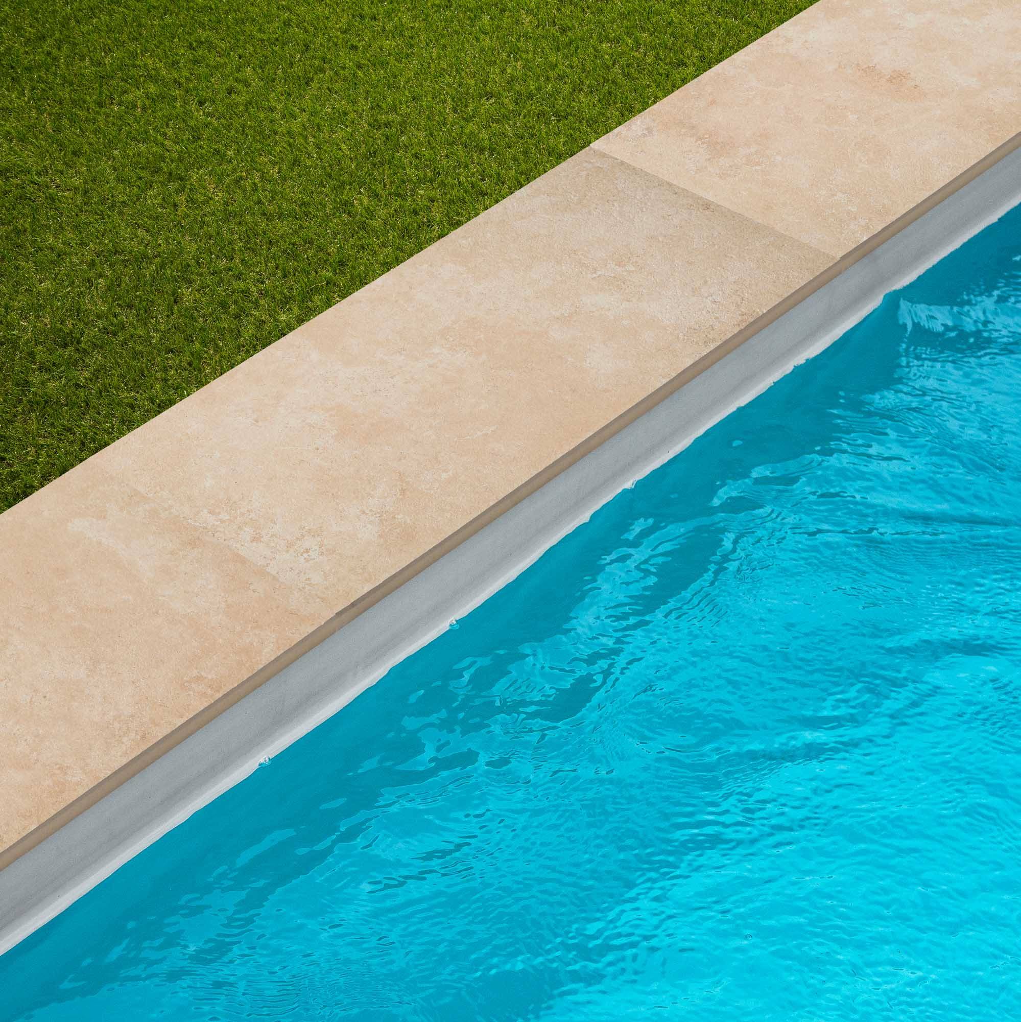 Margelle de piscine effet Travertin Nuancé 60x28x2 cm Bord Droit Pietra - RO'MA CARRELAGE - Image 1
