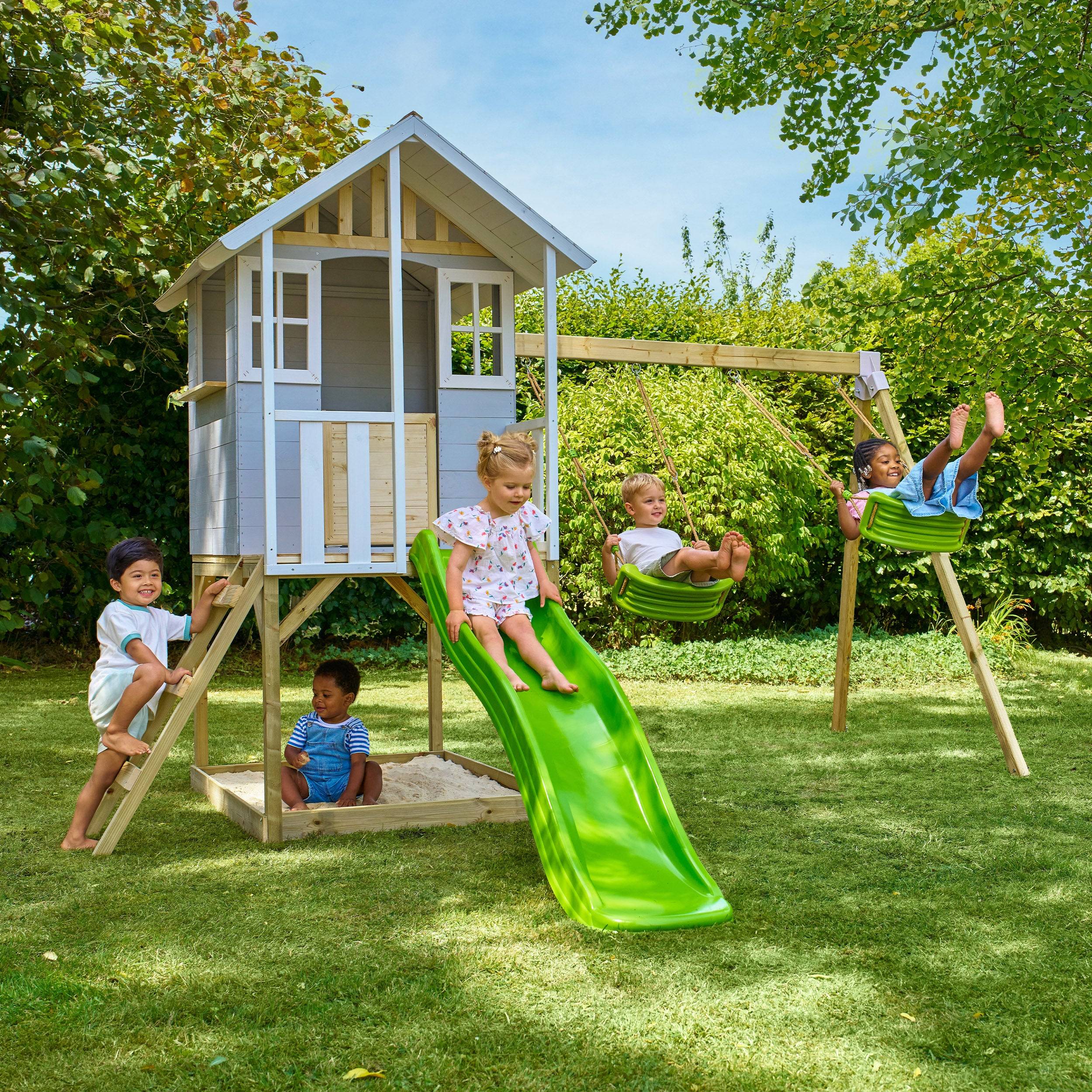 Maisonnette modulable sur pilotis avec balcon, glissière et deux balançoires PERCE-NEIGE en bois FSC® - Image 1