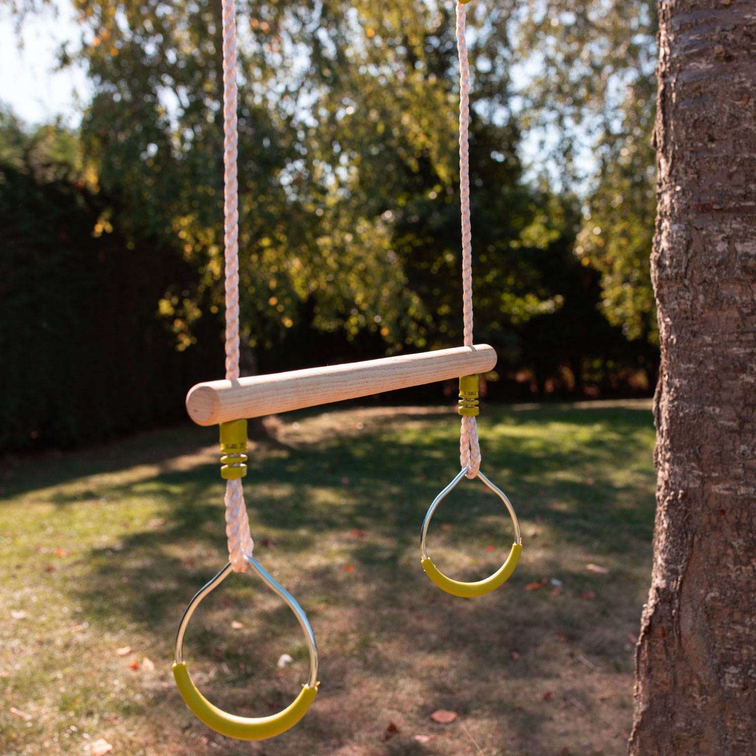 sweeek - Trapèze bois avec paire d’anneaux métal pour portique de 2 à 2.5m. agrès balançoire. accessoire | sweeek - Image 1