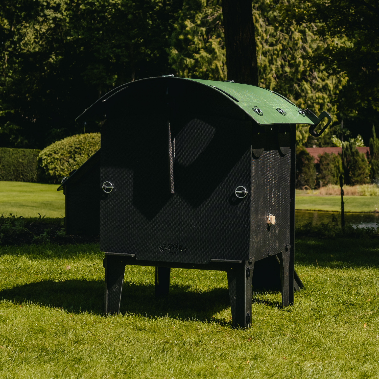 Poulailler Nestera The Lodge Small  3 poules - Plastique recyclé - garanti 25 ans - Image 4