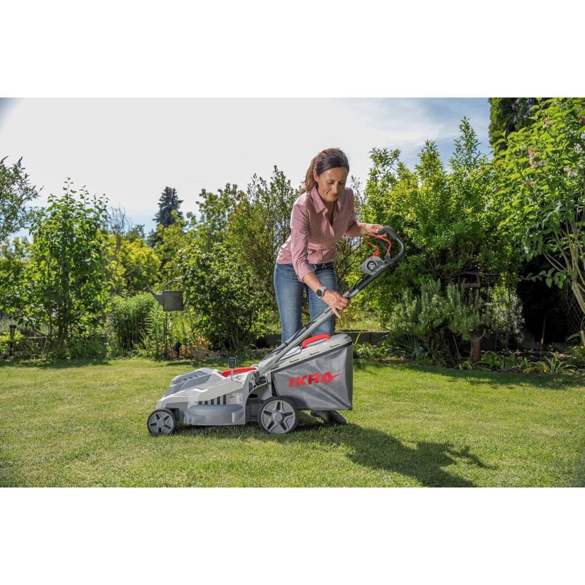 Ikra - Tondeuse électrique 1600W 2en1 Tonte & Ramassage Pelouse Largeur de coupe 38cm, 5 Hauteurs de coupe, Tondeuse gazon Bac 42L IKRA - Image 10