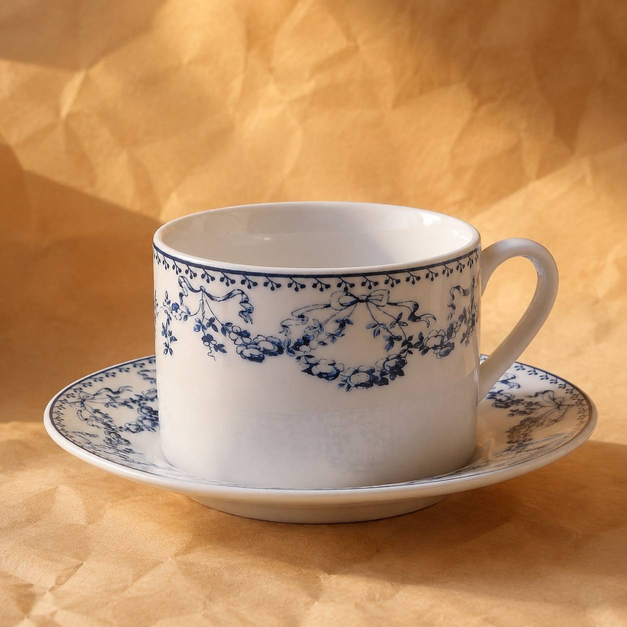 Tasse et Sous-tasse en Porcelaine Fine Motif Floral Bleu Vintage - Image 5