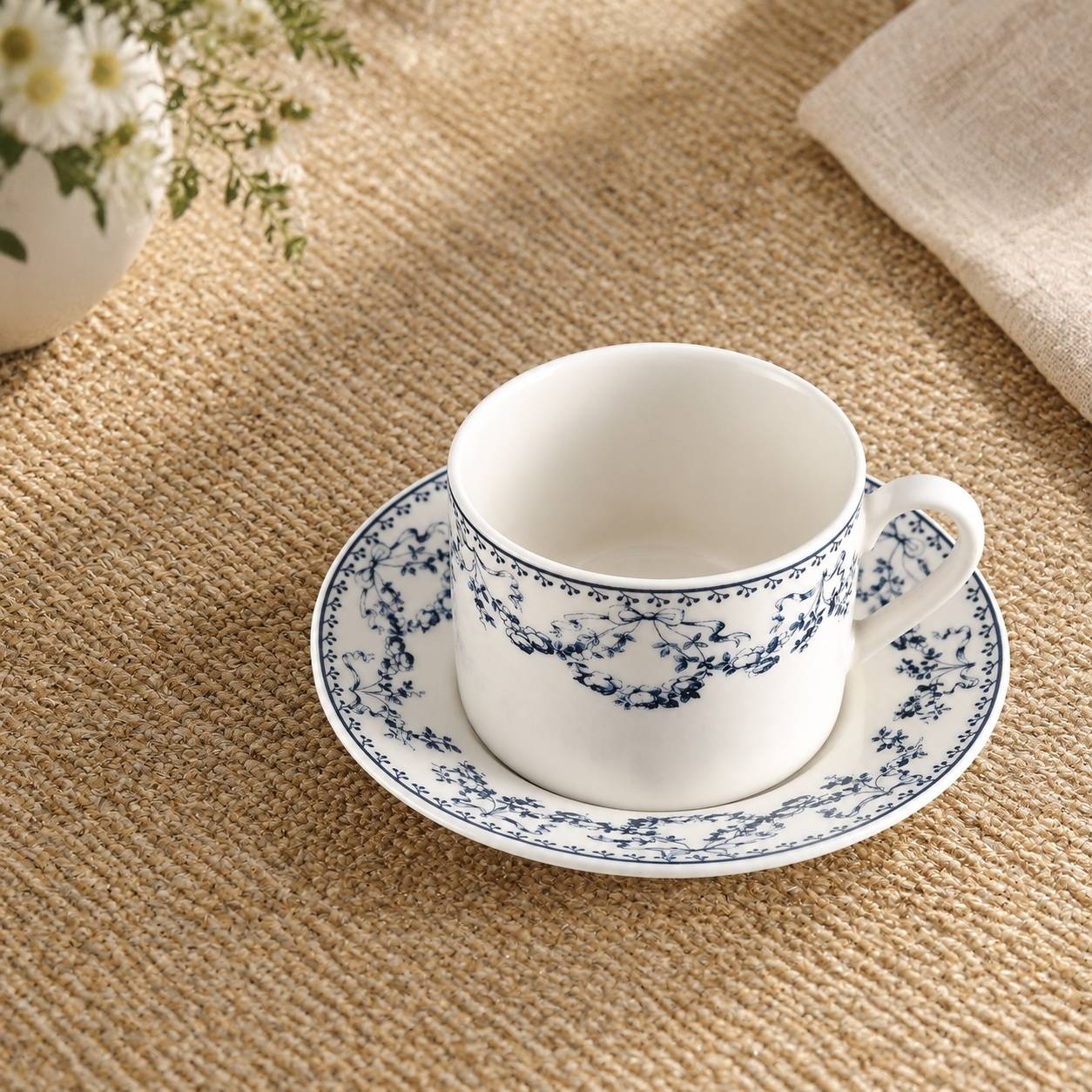 Tasse et Sous-tasse en Porcelaine Fine Motif Floral Bleu Vintage - Image 2