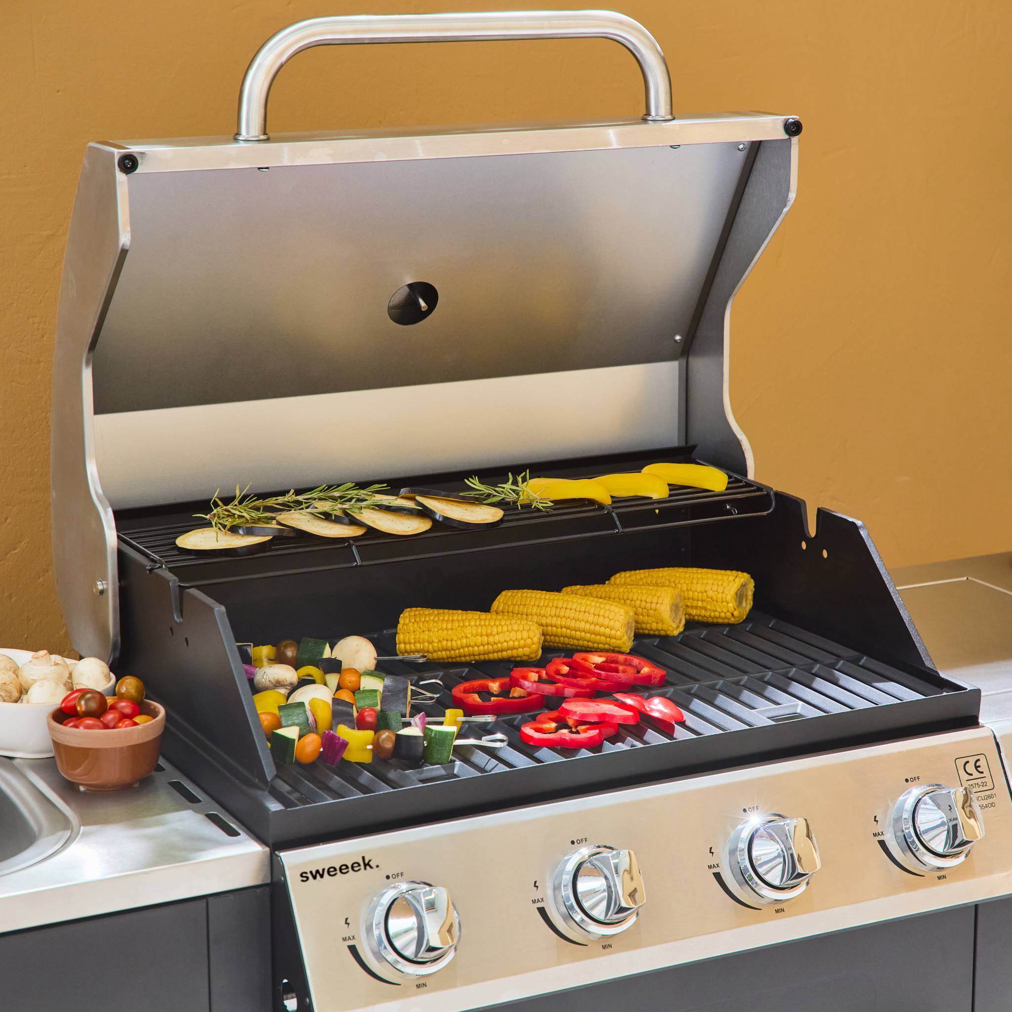 sweeek - Barbecue. cuisine extérieure gaz - D'Artagnan - Barbecue 5 brûleurs dont 1 feu latéral. inox et noir. évier. planche à découper bois. | sweeek - Image 5